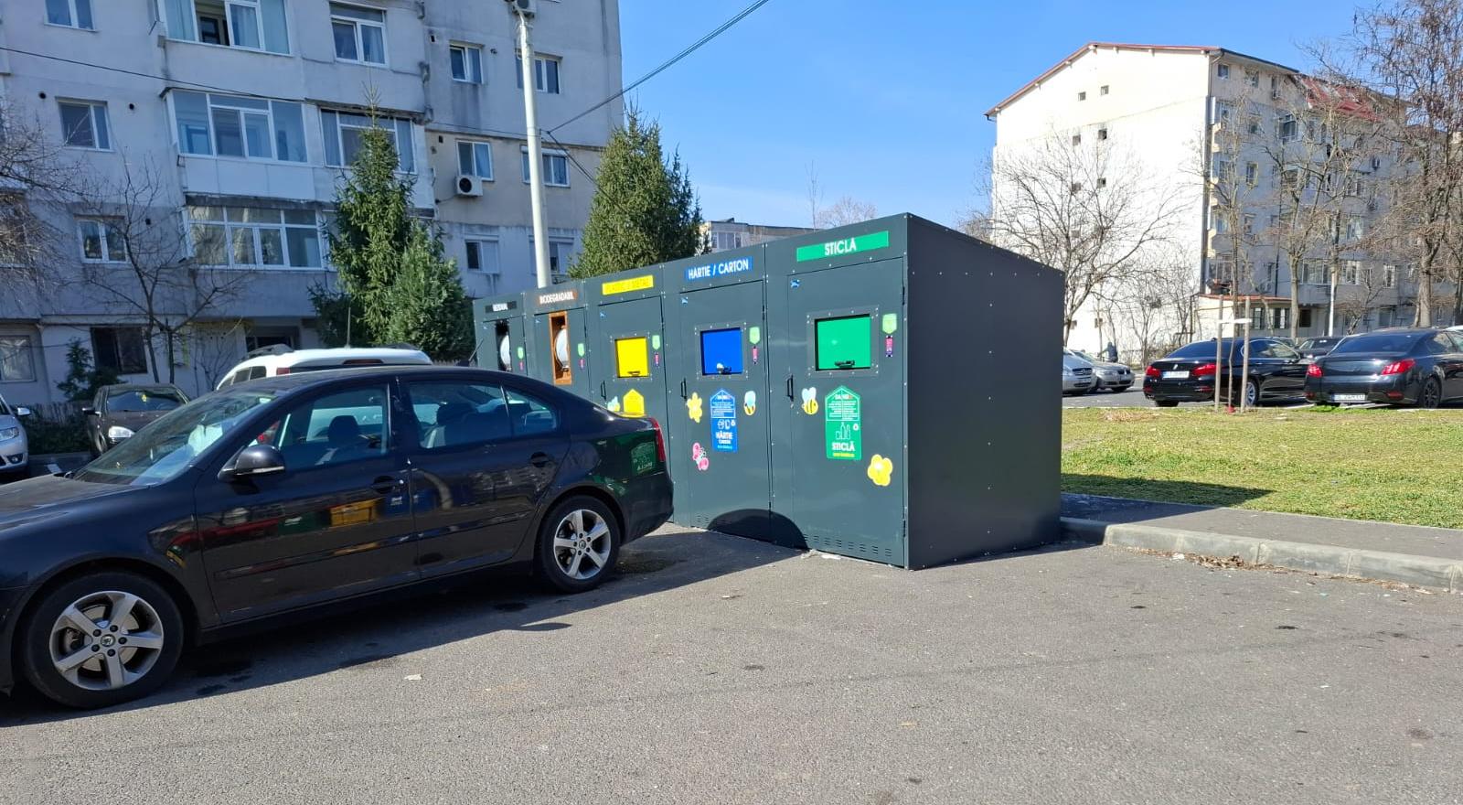 FOTO: Gălăţenii s-au trezit cu pubele „smart” pe locurile de parcare