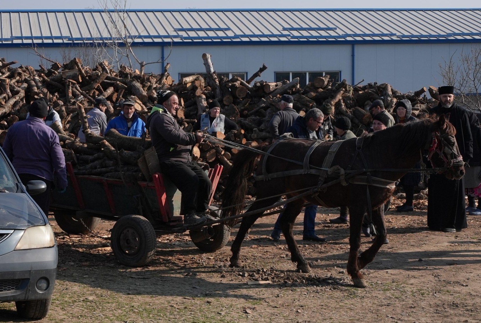 Ajutor pentru sinistraţii din Galaţi, în Postul Mare: 10 tiruri pline cu lemne pentru foc, din partea Bisericii (FOTO)