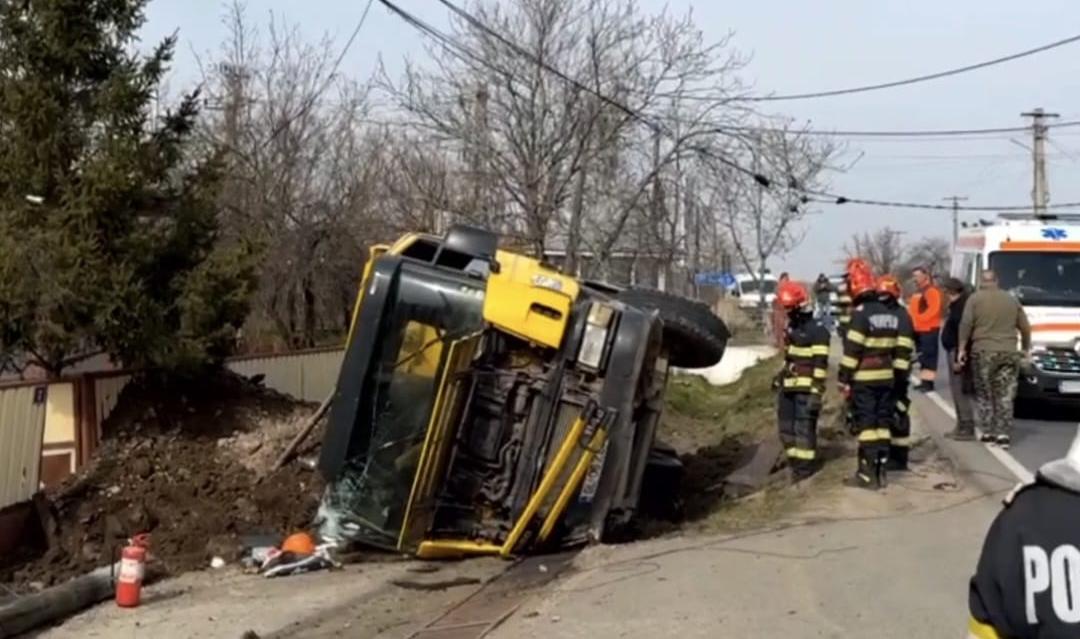 Accident la Slobozia Conachi: Un TIR s-a răsturnat într-o curbă şi a rupt un stâlp de energie electrică (FOTO)