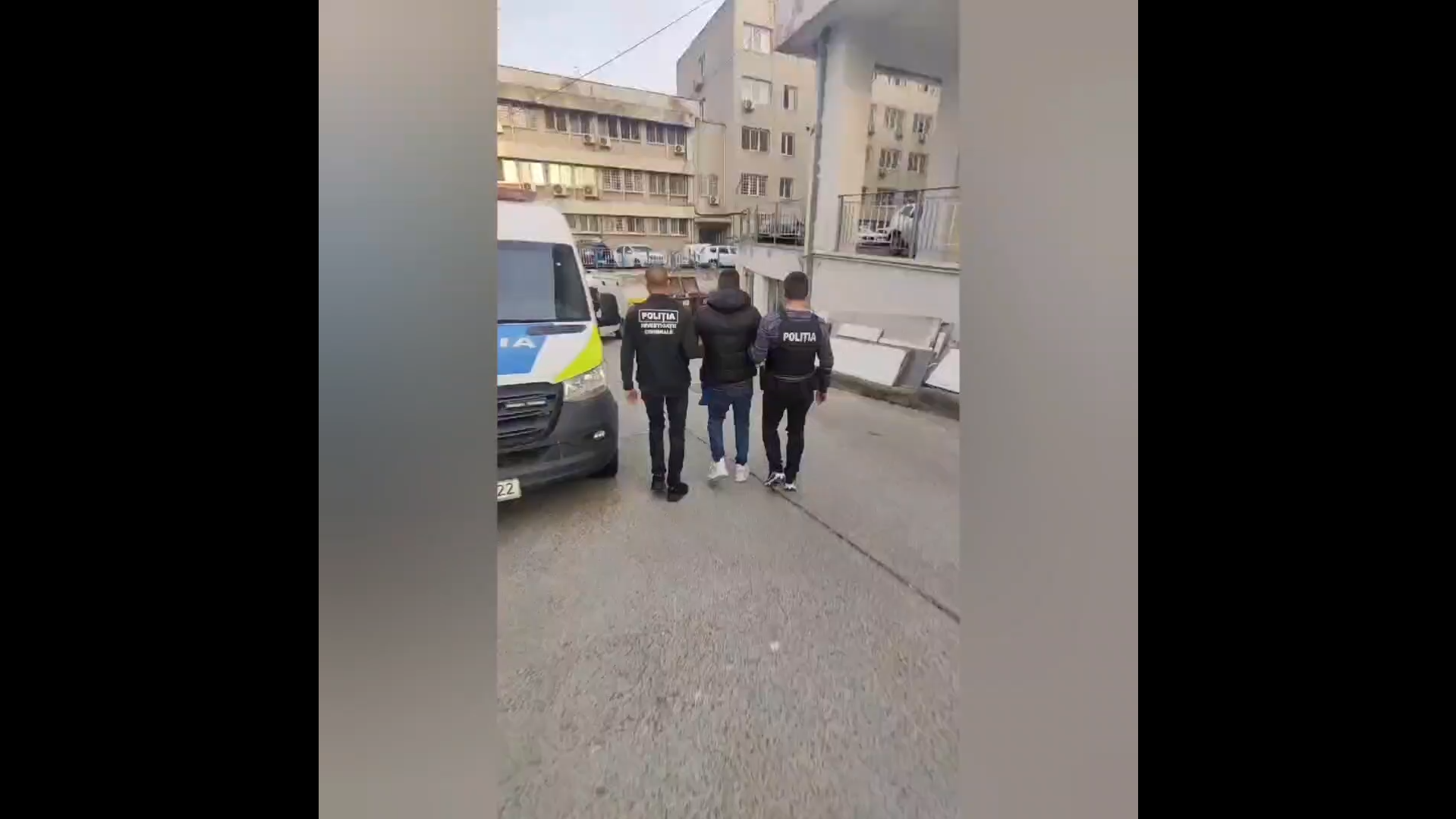 VIDEO: Bătut pe stradă, un tânăr din Brăila a fost luat pe sus şi băgat într-o maşină