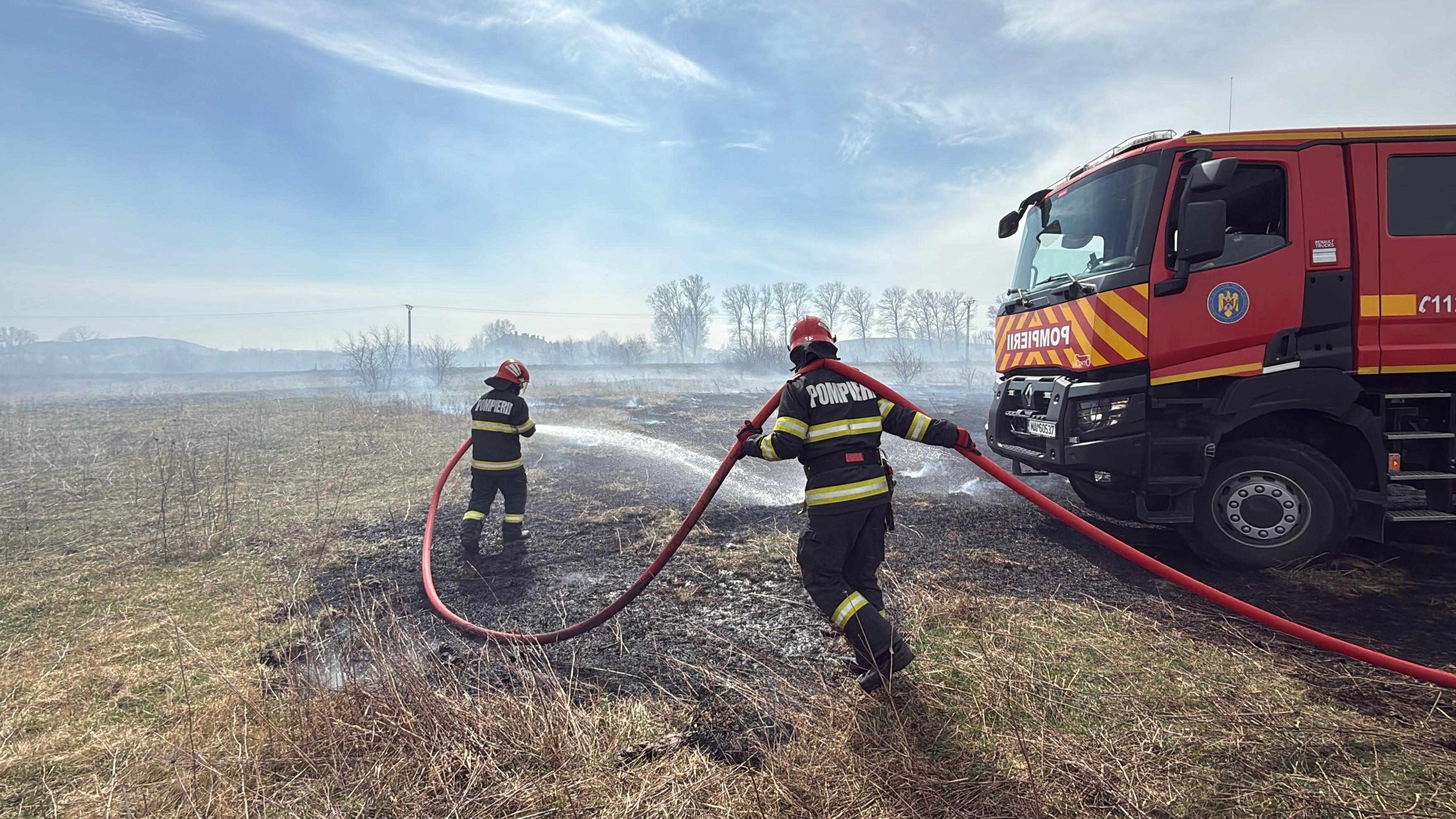 VIDEO: Misiune contracronometru pentru stingerea unui incendiu de vegetaţie în Delta Dunării (UPDATE)