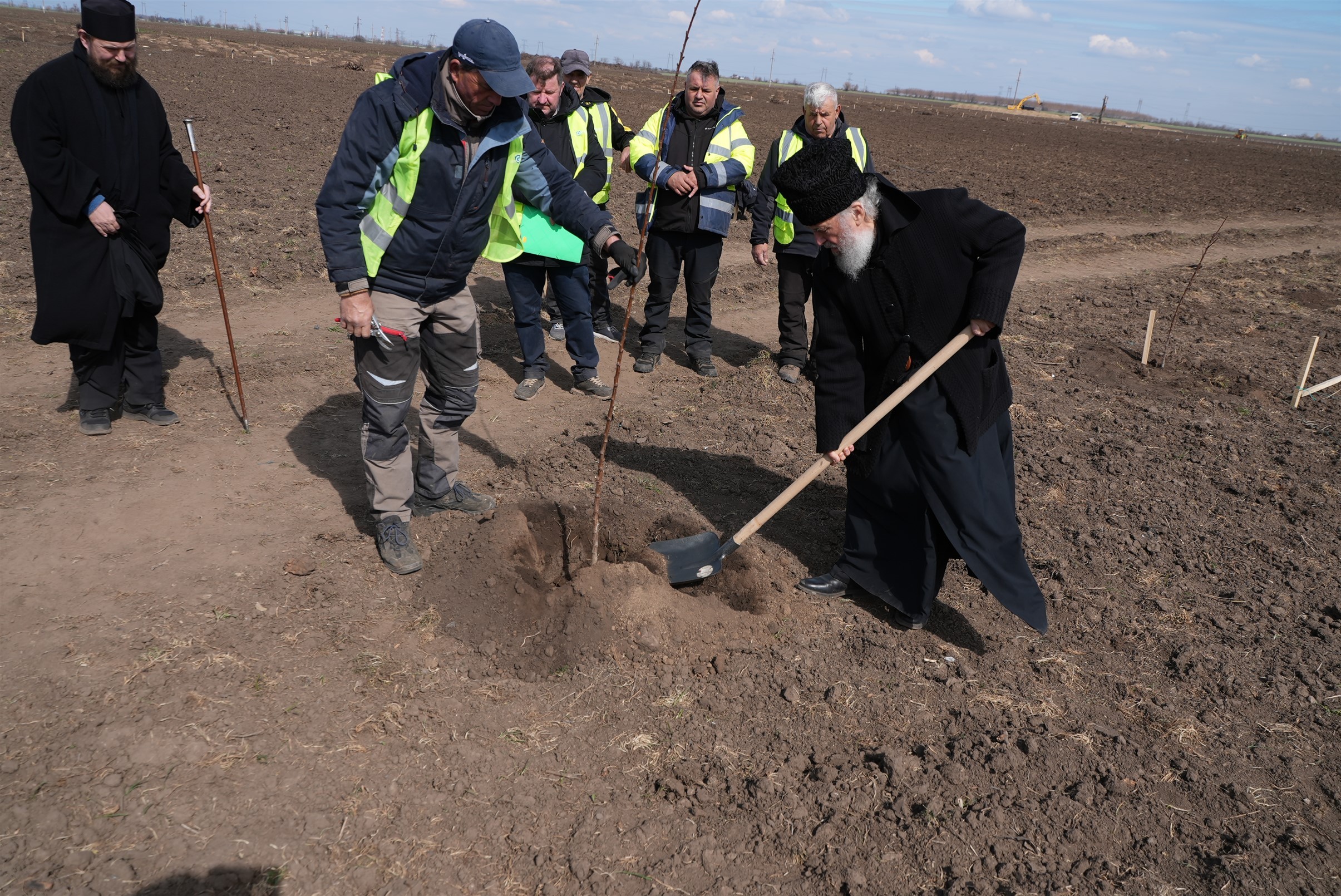 FOTO: Replantare livadă şi viţă de vie la Mănăstirea „Sf. Trifon” - Şendreni