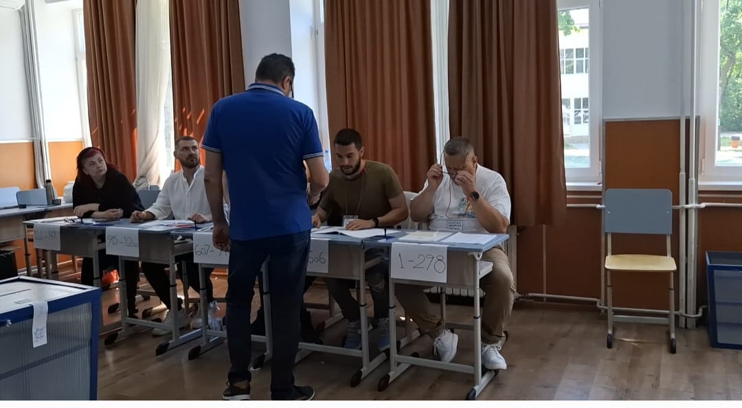 Președintele și locțiitorul unei secții de votare din Galați, reclamați că sunt băuți