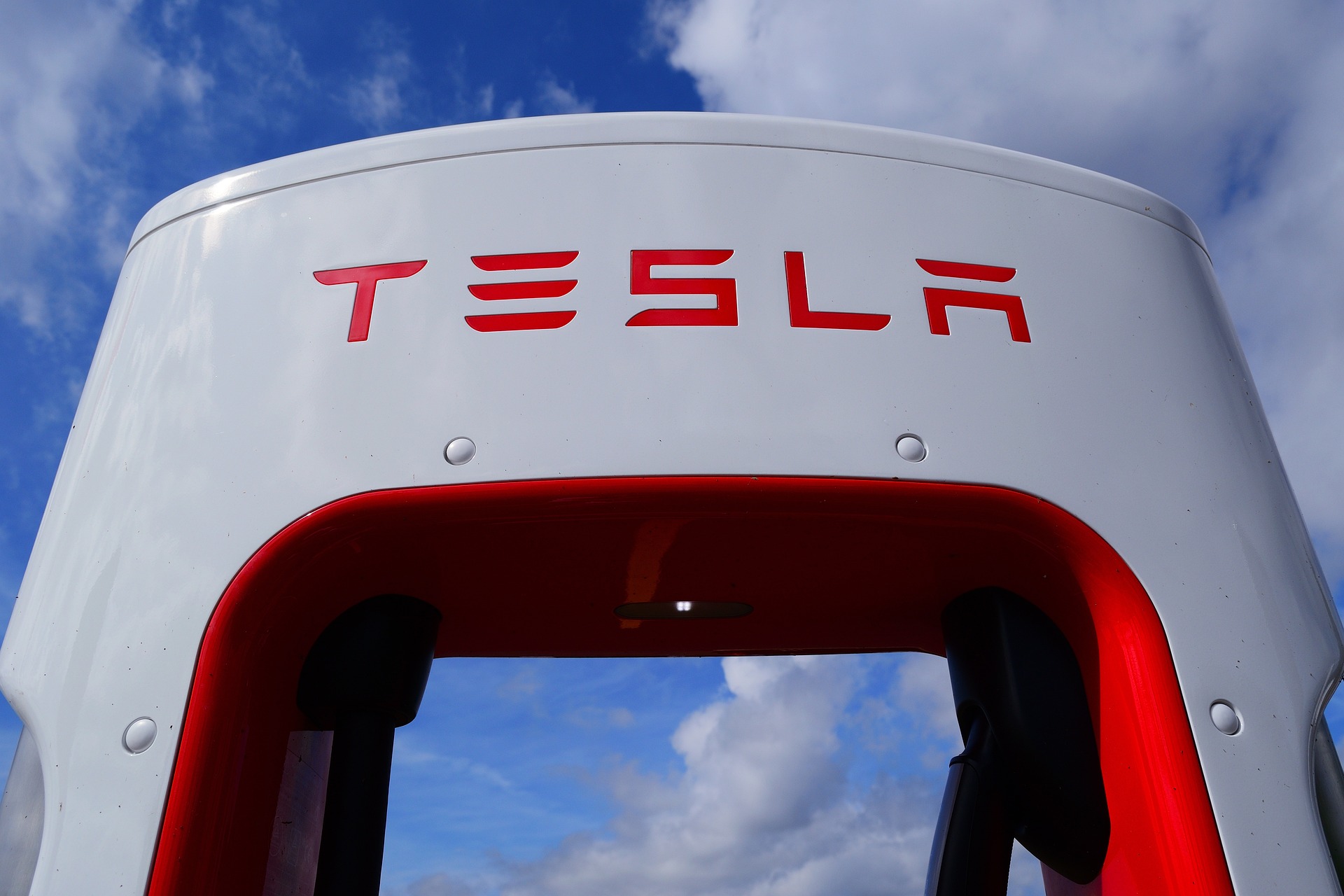 Tesla include Galaţiul pe harta superchargerelor. Reţeaua de încărcare se extinde în Moldova