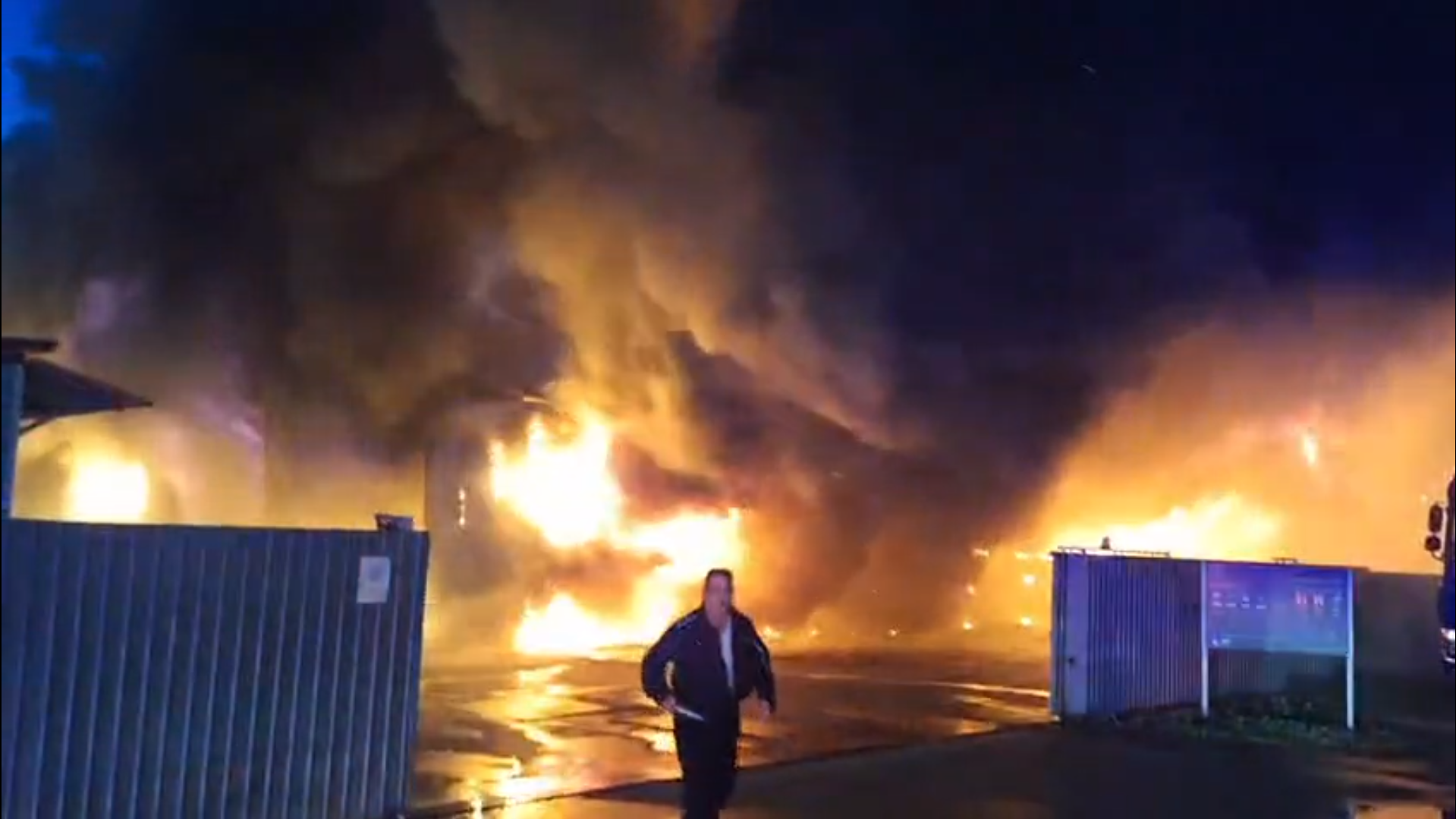 VIDEO: Incendiu la o hală din Însurăţei, Brăila