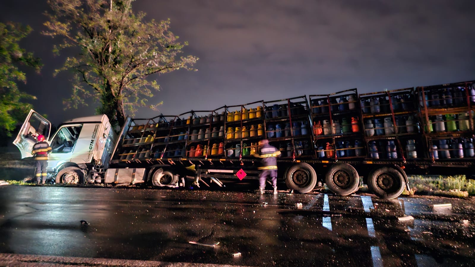 FOTO: Accident între o mașină și un camion plin cu butelii, la ieșirea din Tecuci