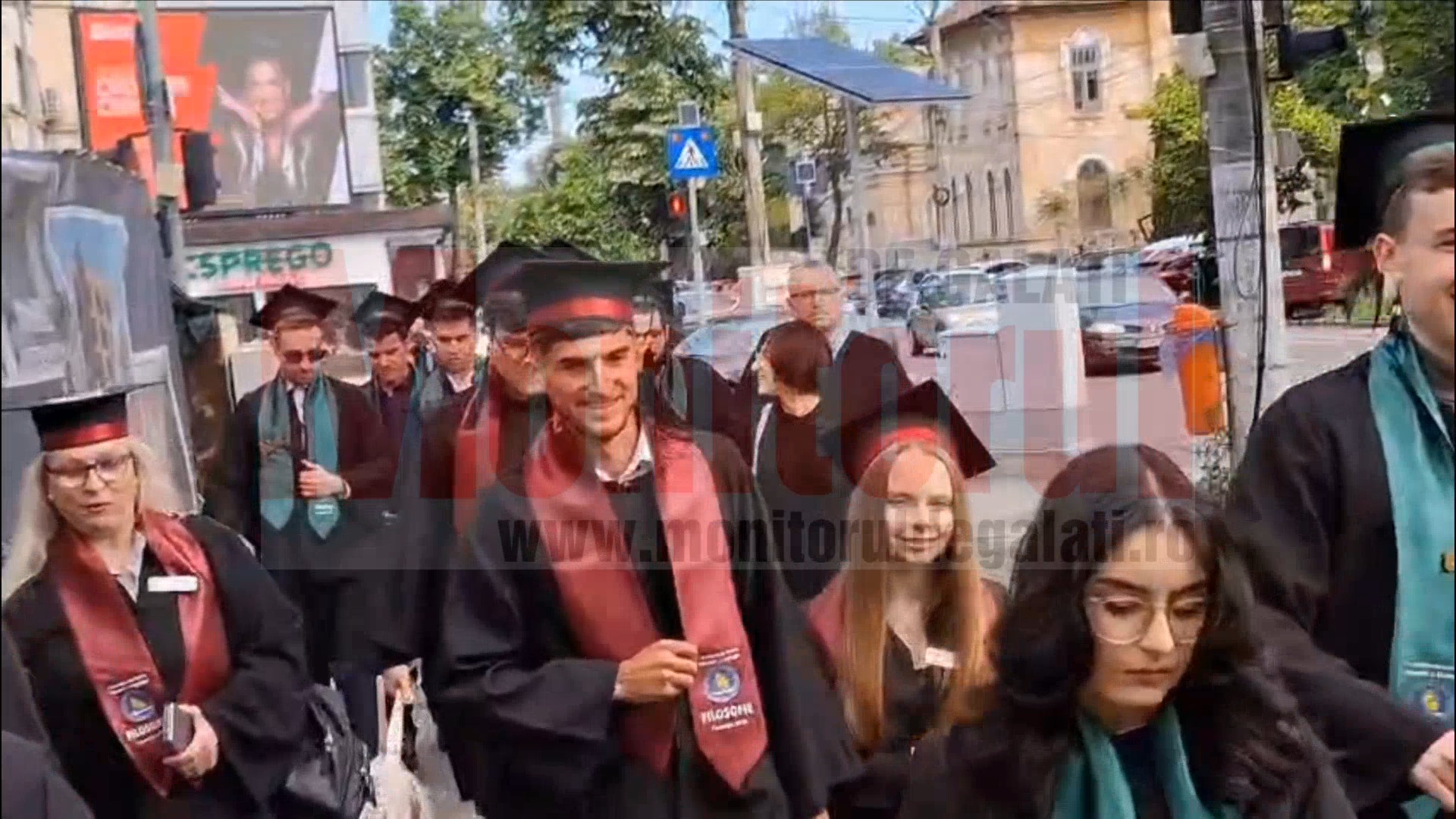 VIDEO: Parada absolvenţilor, la Galaţi! Tinerii au mers prin centrul oraşului, cu gândul la viitor: «Educaţia ne va ajuta!»