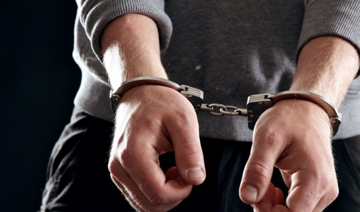 Umbrăreşti: Lovit cu lemnul în cap pe stradă! Agresorul, reţinut de poliţie