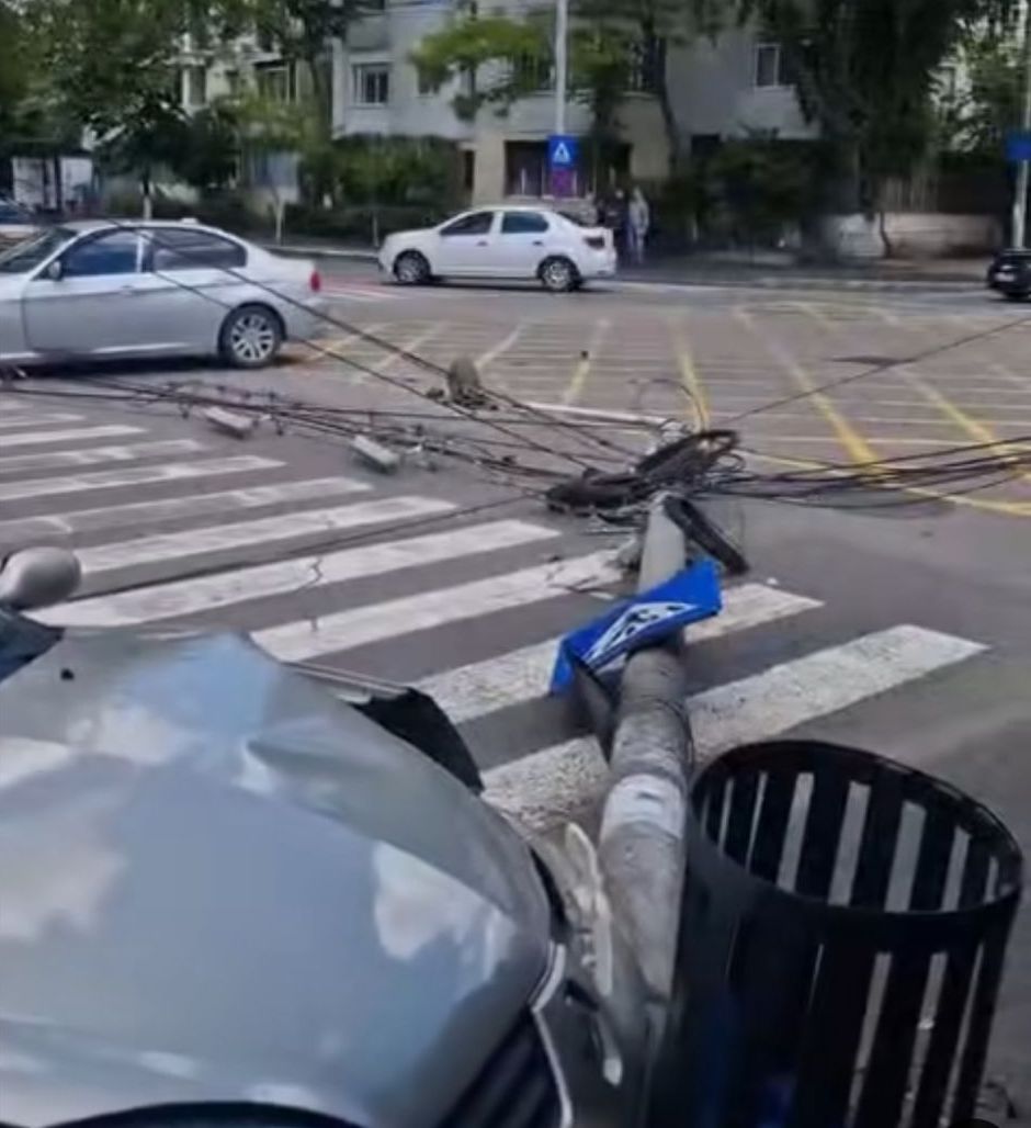 Accident provocat de o şoferiţă. Victimă a fost un stâlp