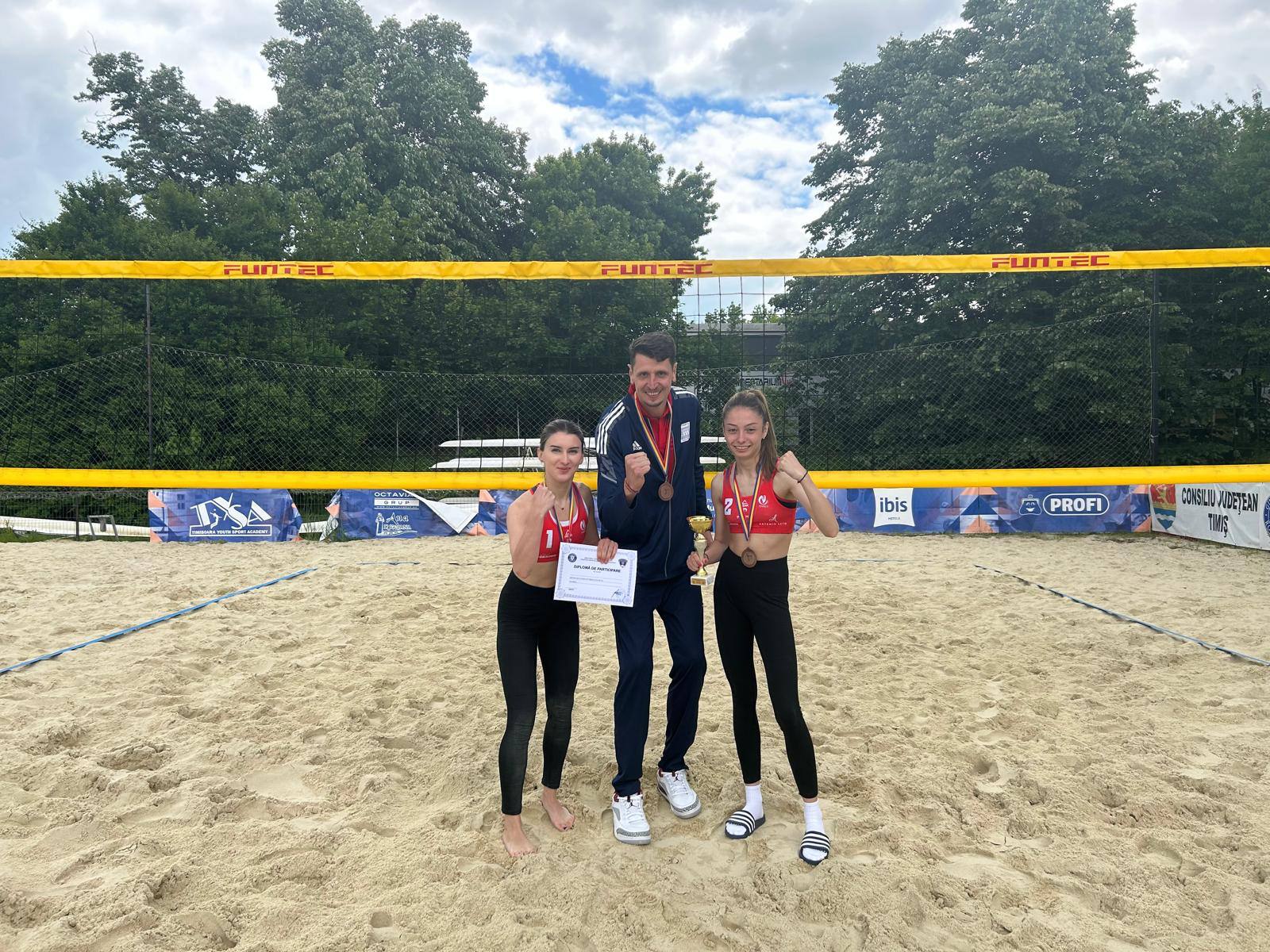 Volei-beach: Studentele gălăţene Gabriela Panait şi Andreea Stănescu au cucerit bronzul la Naţionale