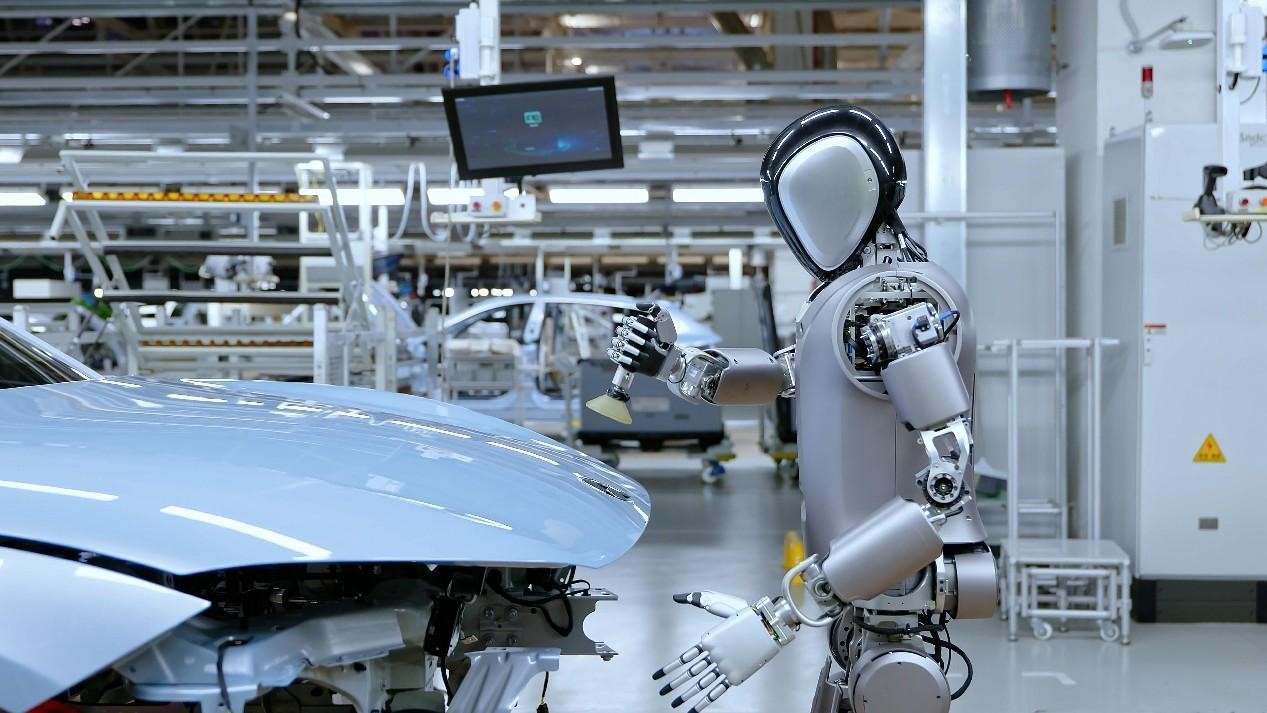 Roboţii umanoizi în fabricile auto: realitate, spectacol sau strategie de presiune?