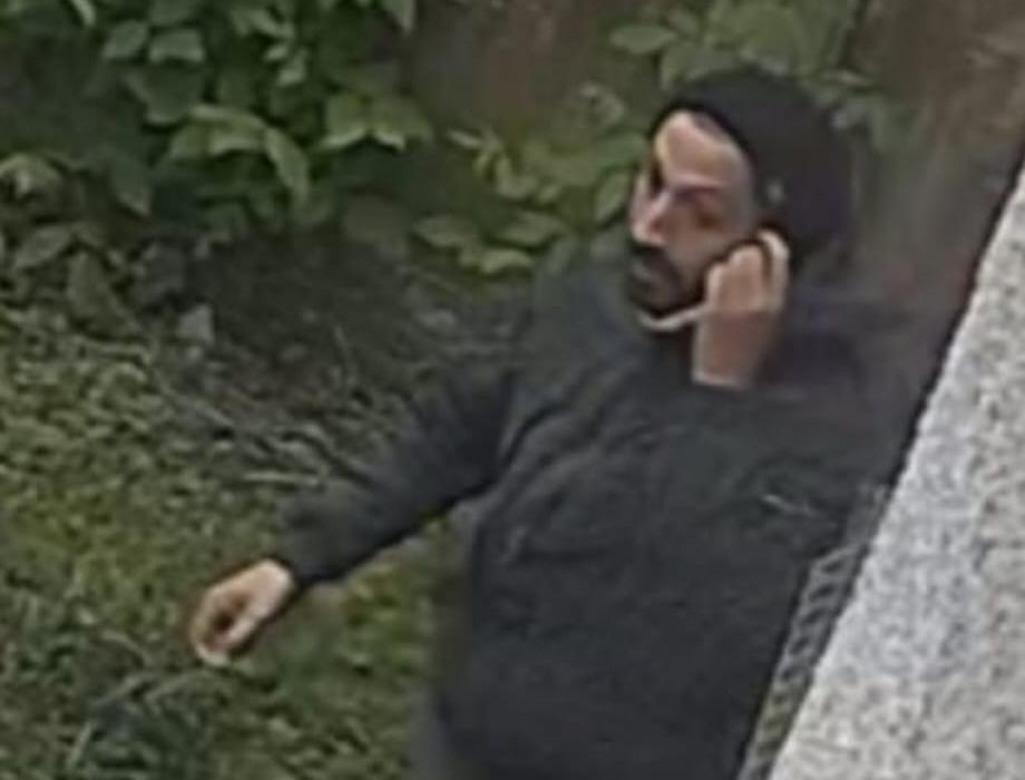 ÎL CUNOAŞTEŢI? Bărbat căutat după ce a tâlhărit o femeie în cartierul Obor din Brăila (FOTO/VIDEO)