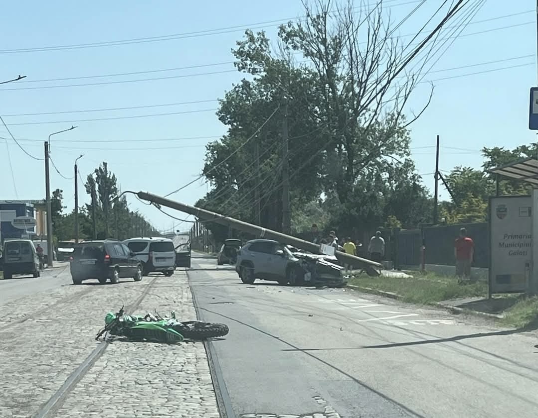 O șoferiță băută a lovit un tânăr de 14 ani și apoi a intrat în stâlp