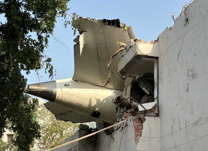 UPDATE: Echipele de intervenţie nu au găsit supravieţuitori după accidentul aviatic din India - VIDEO