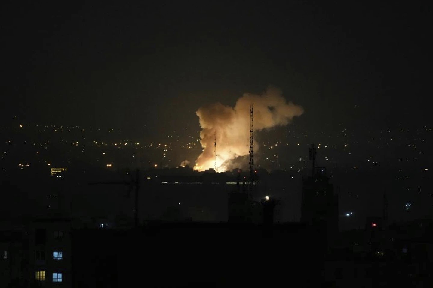 Israelul a efectuat lovituri împotriva Iranului, care avertizează că va răspunde