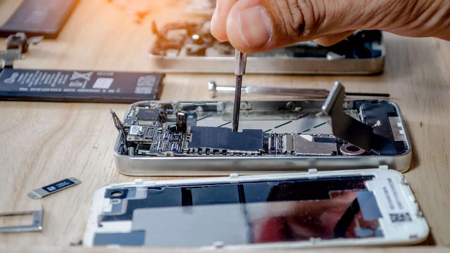 Telefoane mai durabile şi mai uşor de reparat: Noile reguli UE intră în vigoare din 20 iunie 2025