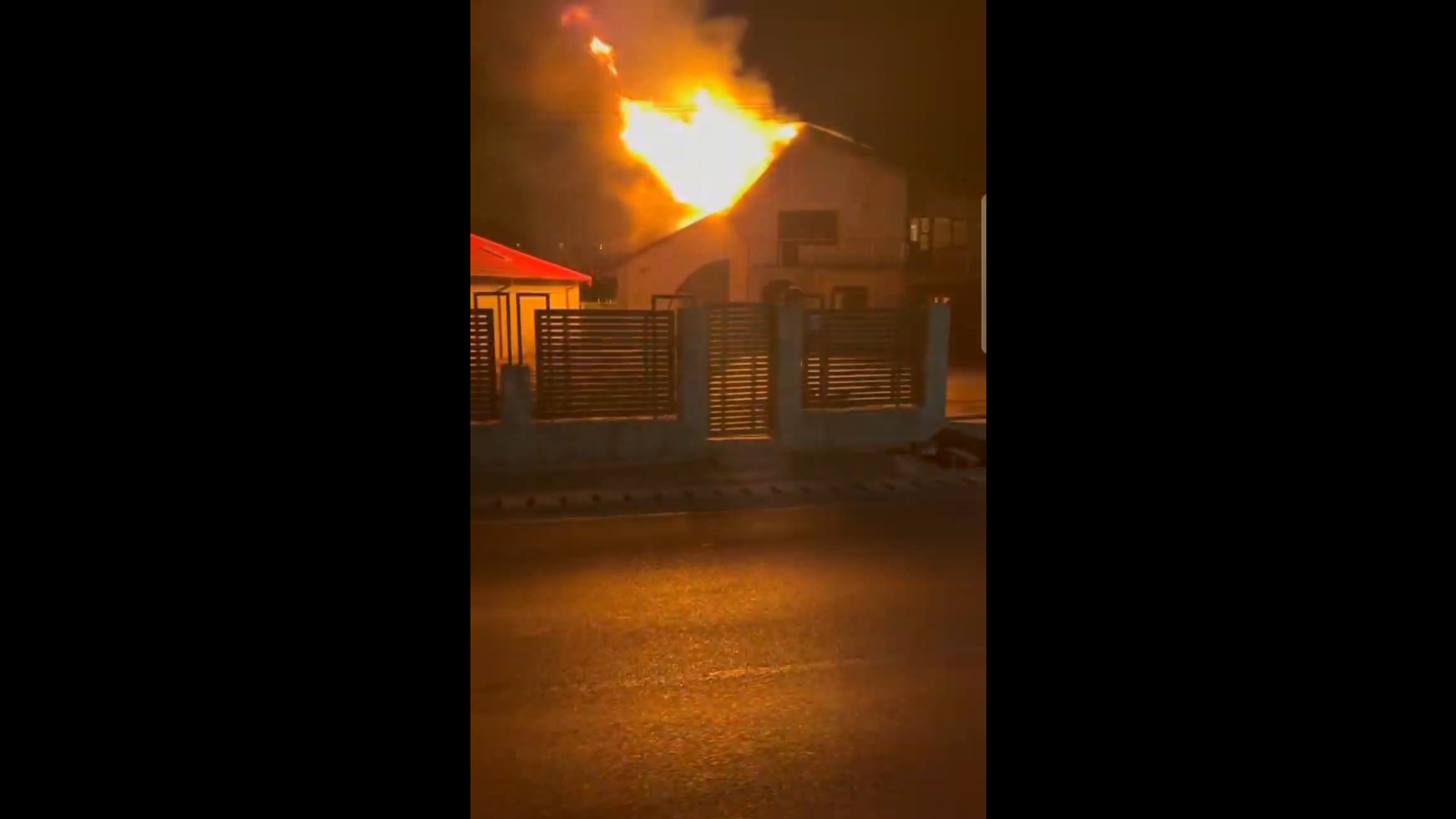 Pericol de explozie la Slobozia Conachi! O casă a luat foc (VIDEO)