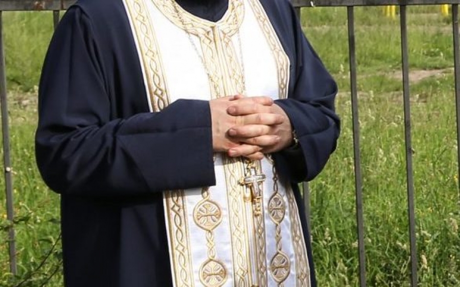 Preotul din Folteşti acuzat de viol, băgat după gratii