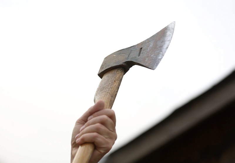 Băut şi înarmat cu un topor, un bărbat a semănat teroare în Tecuci