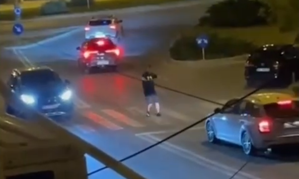 Galaţi: Scandal la „IFR”! Maşini lovite în trafic de un bărbat băut (VIDEO)
