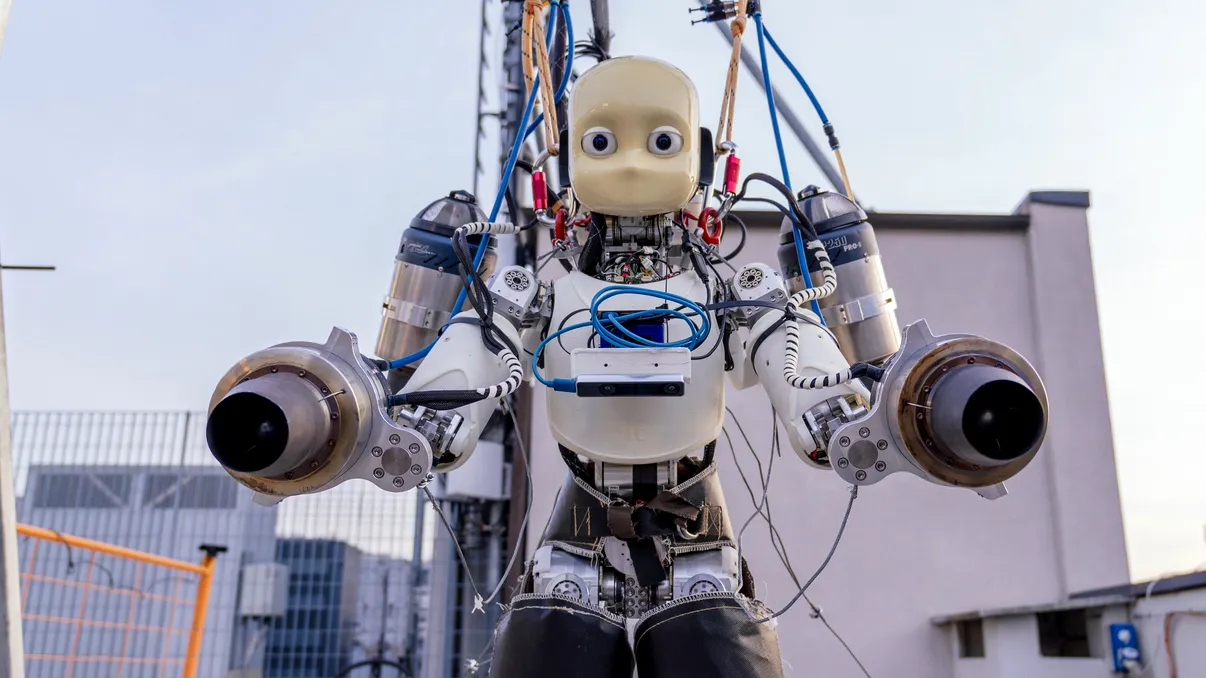 iRonCub3, primul robot umanoid care zboară: un pas revoluţionar în robotică