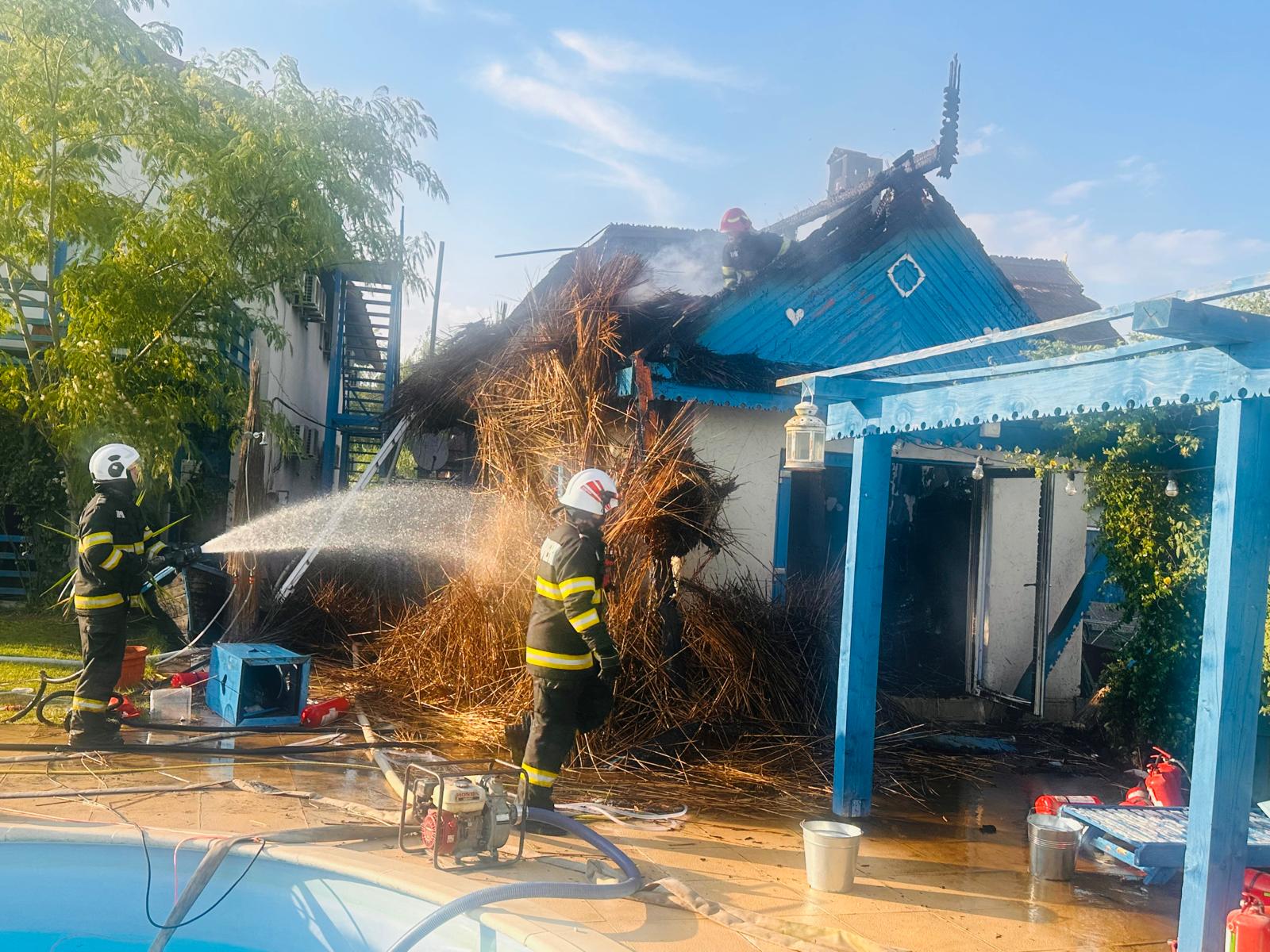 VIDEO: Incendiu violent la un bungalow turistic din Delta Dunării