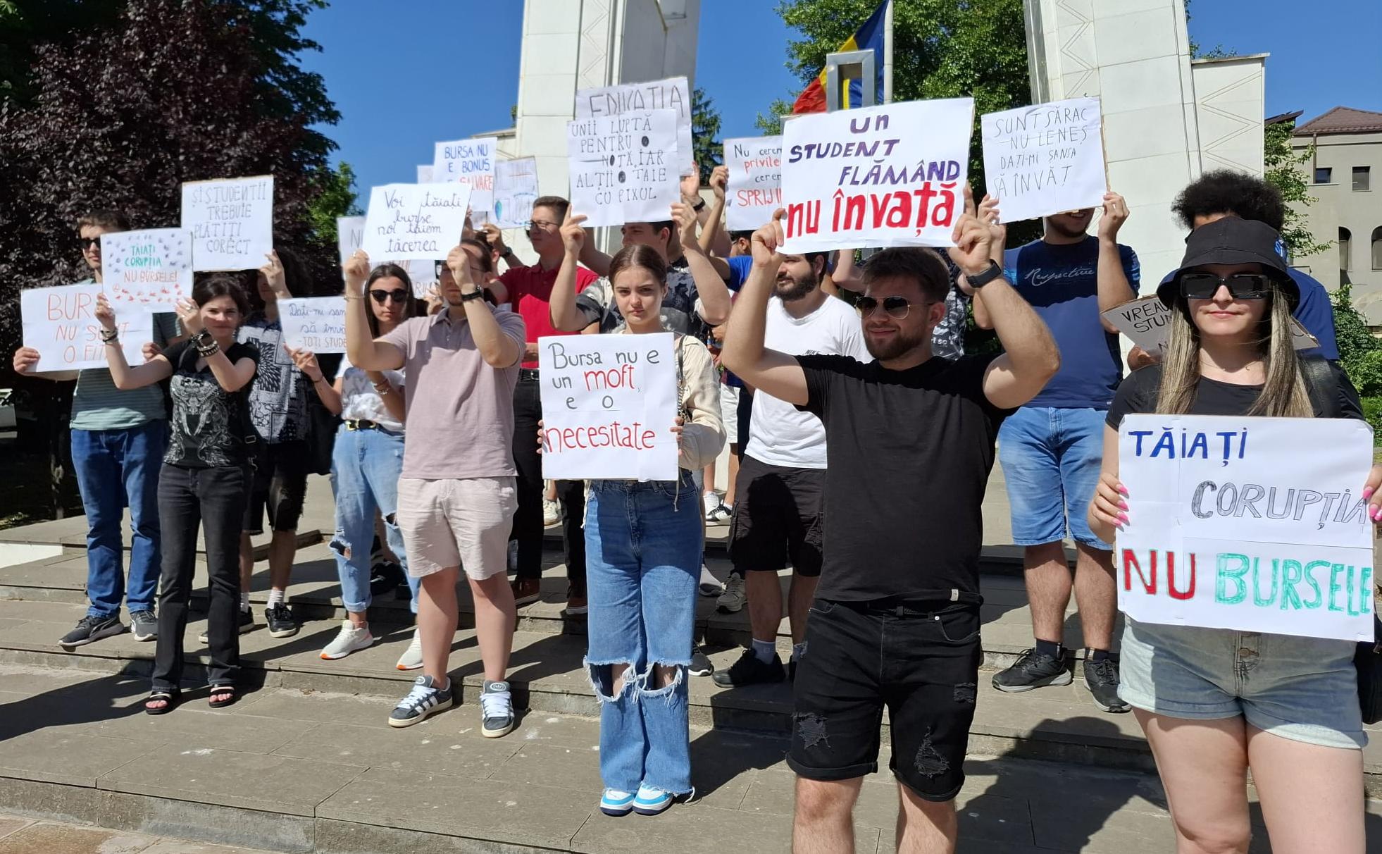 FOTO: Studenţii protestează la Galaţi: «Viitorul nu se construieşte prin tăieri!»