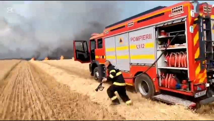Incendiu la Târgu Bujor: Stâlpi de electricitate doborâți de vânt au incendiat câmpul - VIDEO