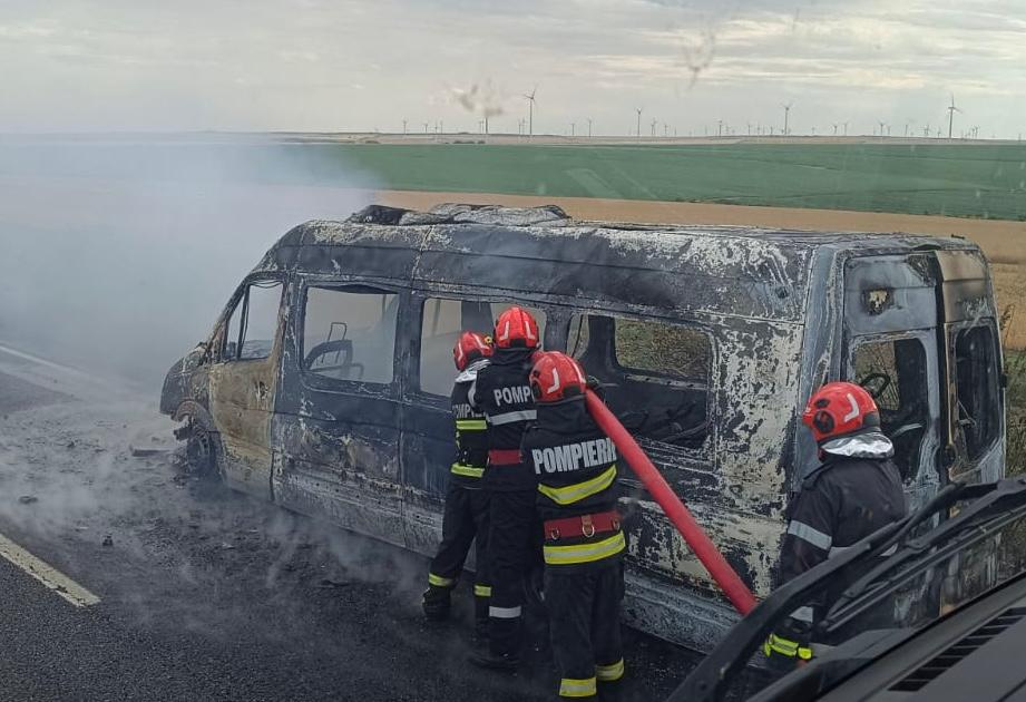 VIDEO: Un microbuz cu pasageri a luat foc la Tulcea