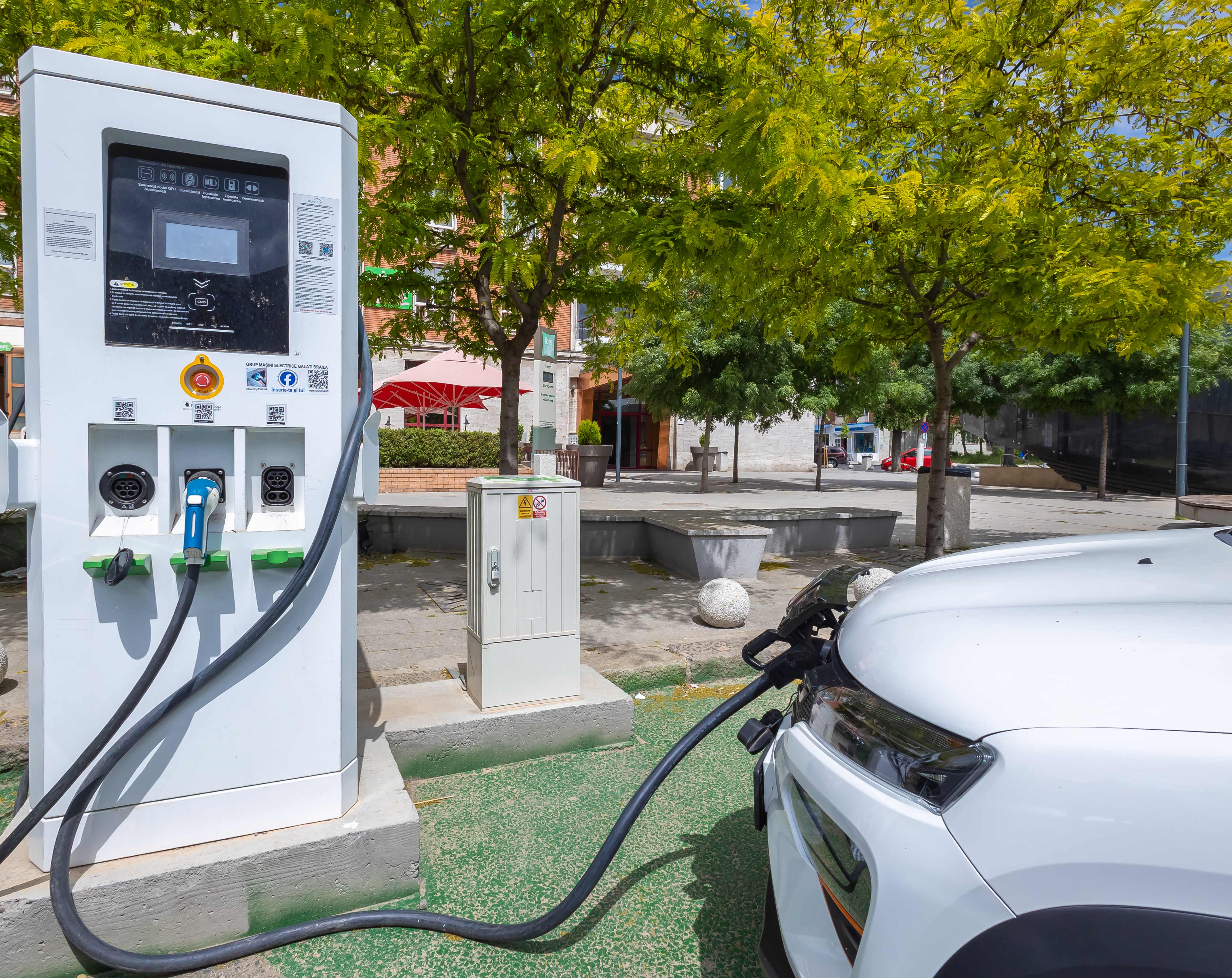 De la 1 iulie, staţiile de încărcare a maşinilor electrice deţinute de Primăria Galaţi vor fi oprite