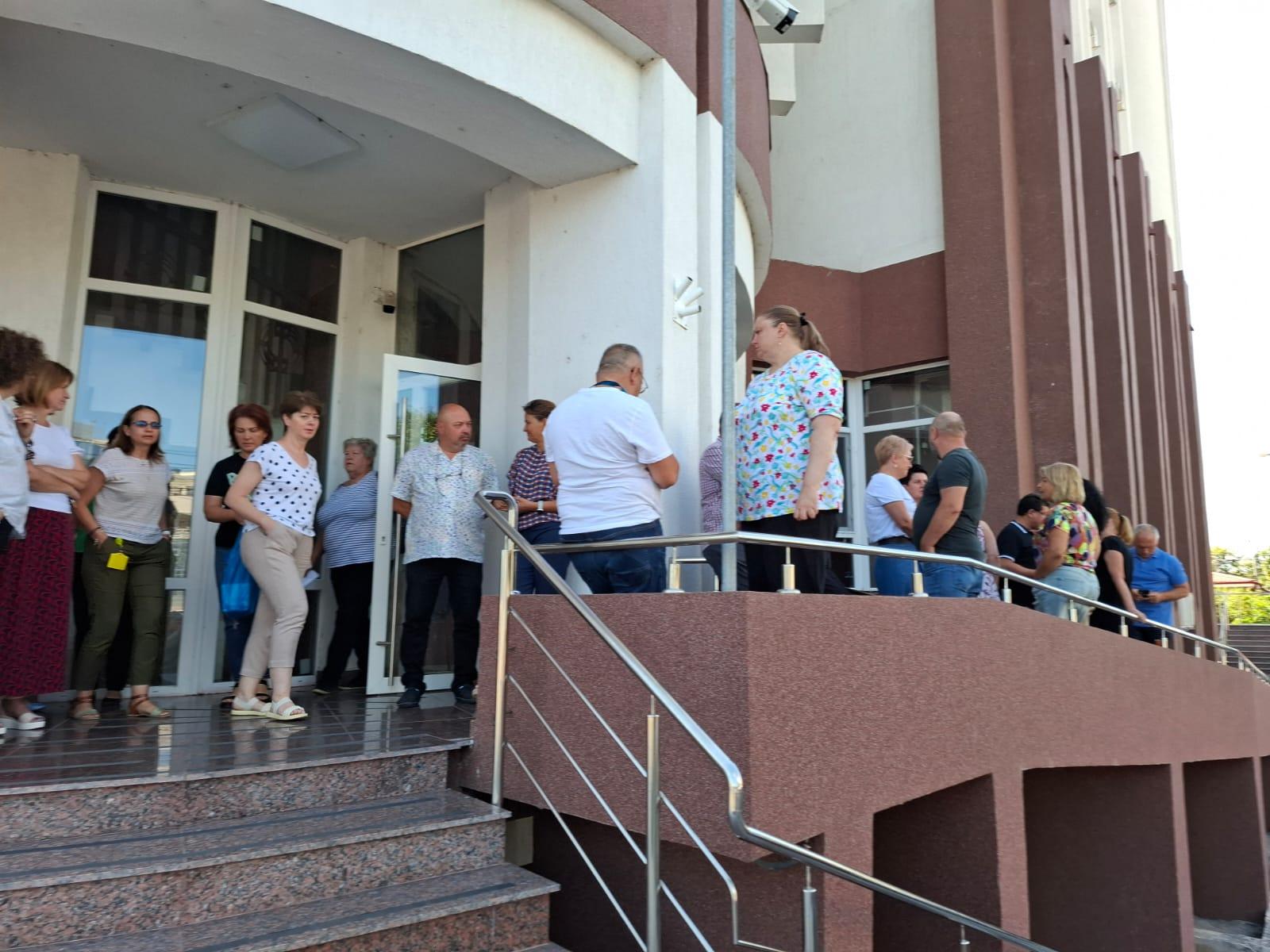Angajaţii ANAF Galaţi, un nou protest spontan - VIDEO