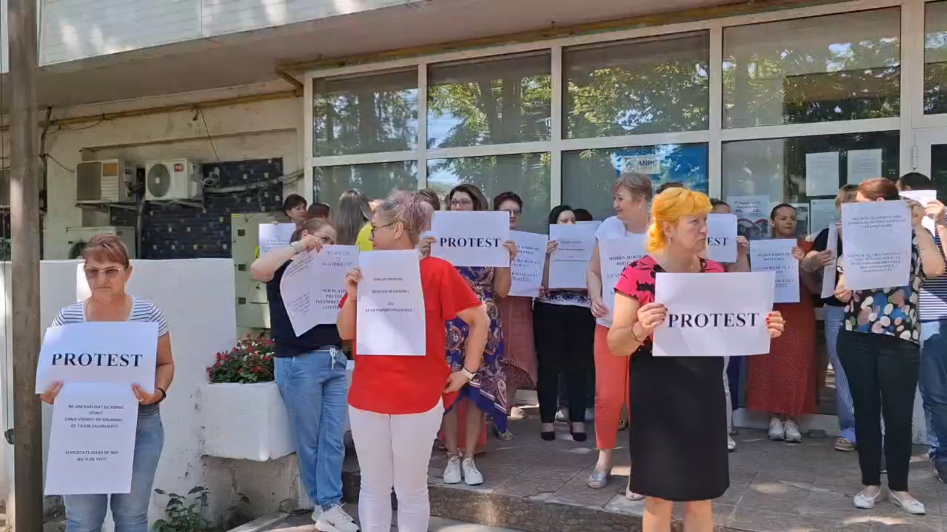 VIDEO: Protest la Casa de Pensii Galaţi: «Riscăm să nu avem bani nici să aprindem lumina!»