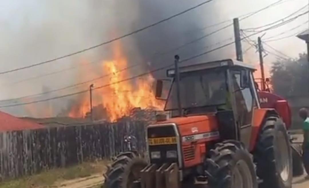 Incendiu de vegetaţie uscată la Târgu Bujor! Foc la un depozit de lemne şi lângă cimitir - UPDATE