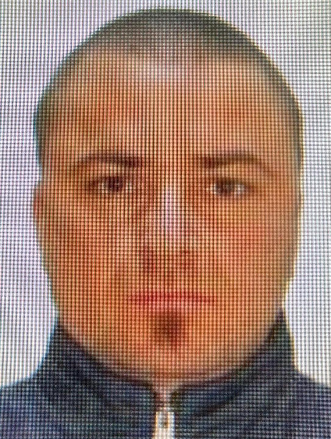 Dacă îl vedeţi, NU intraţi în contact cu el! Sunaţi de urgenţă la 112