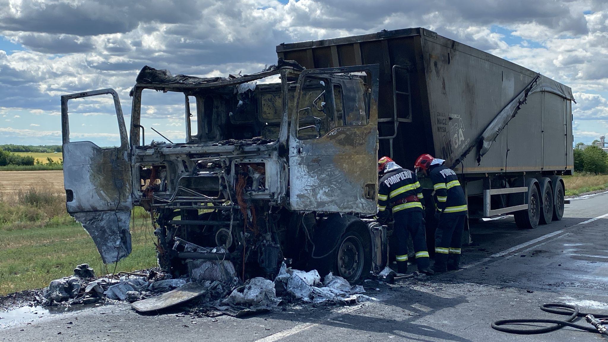 Brăila: Incendiu la un camion încărcat cu cereale, la Siliştea (FOTO)