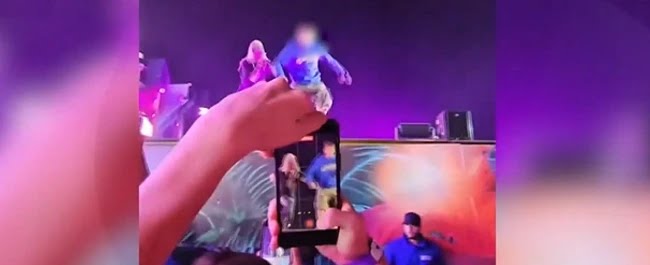 VIDEO: De la "Beach, Please!", la Terapie Intensivă! Un băiat de 15 ani, încurajat de artistul preferat să sară de pe scenă