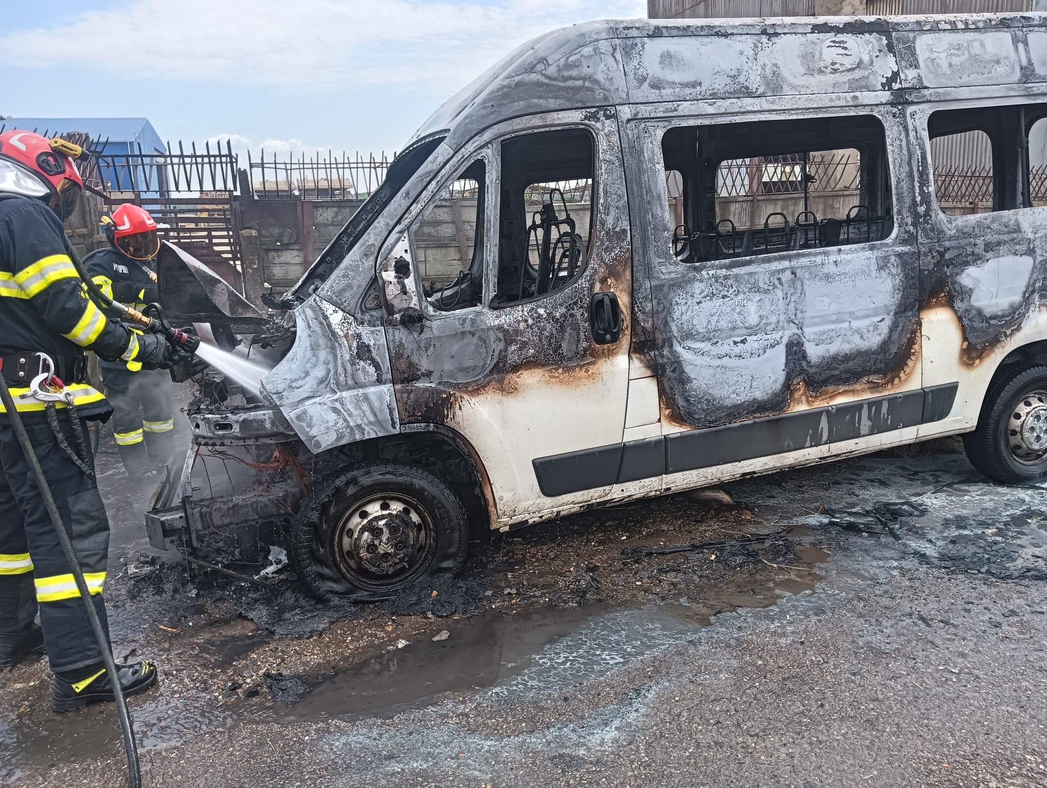 Incendiu la Brăila! Microbuz făcut scrum pe str. Industria Sârmei - FOTO