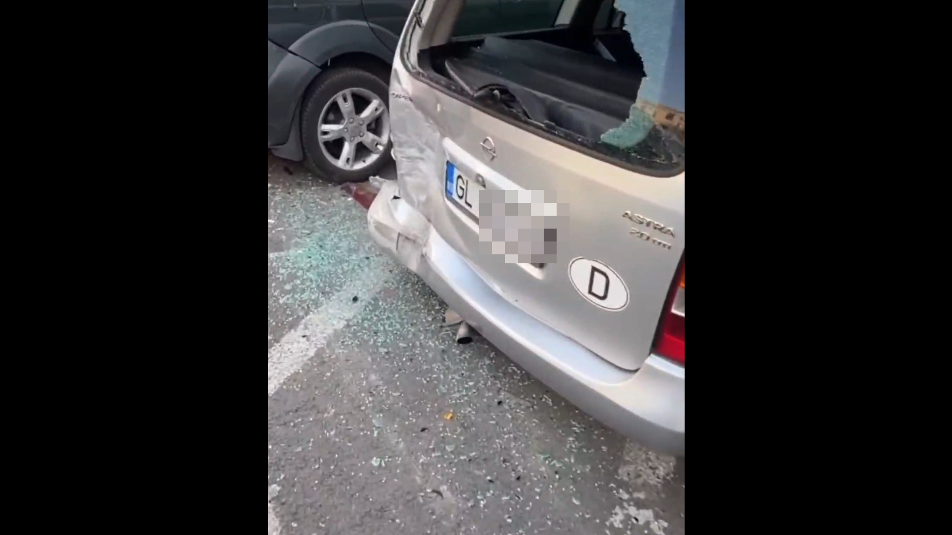 Galaţi: Un şofer neatent a făcut praf 3 maşini în Micro 19 - VIDEO