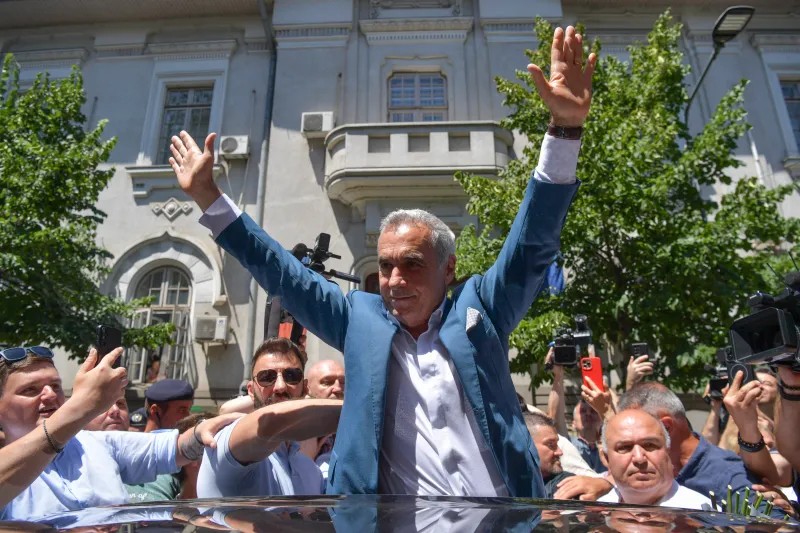 Călin Georgescu rămâne sub control judiciar! Aşteptat de susţinători cu steaguri, flori şi cântece patriotice