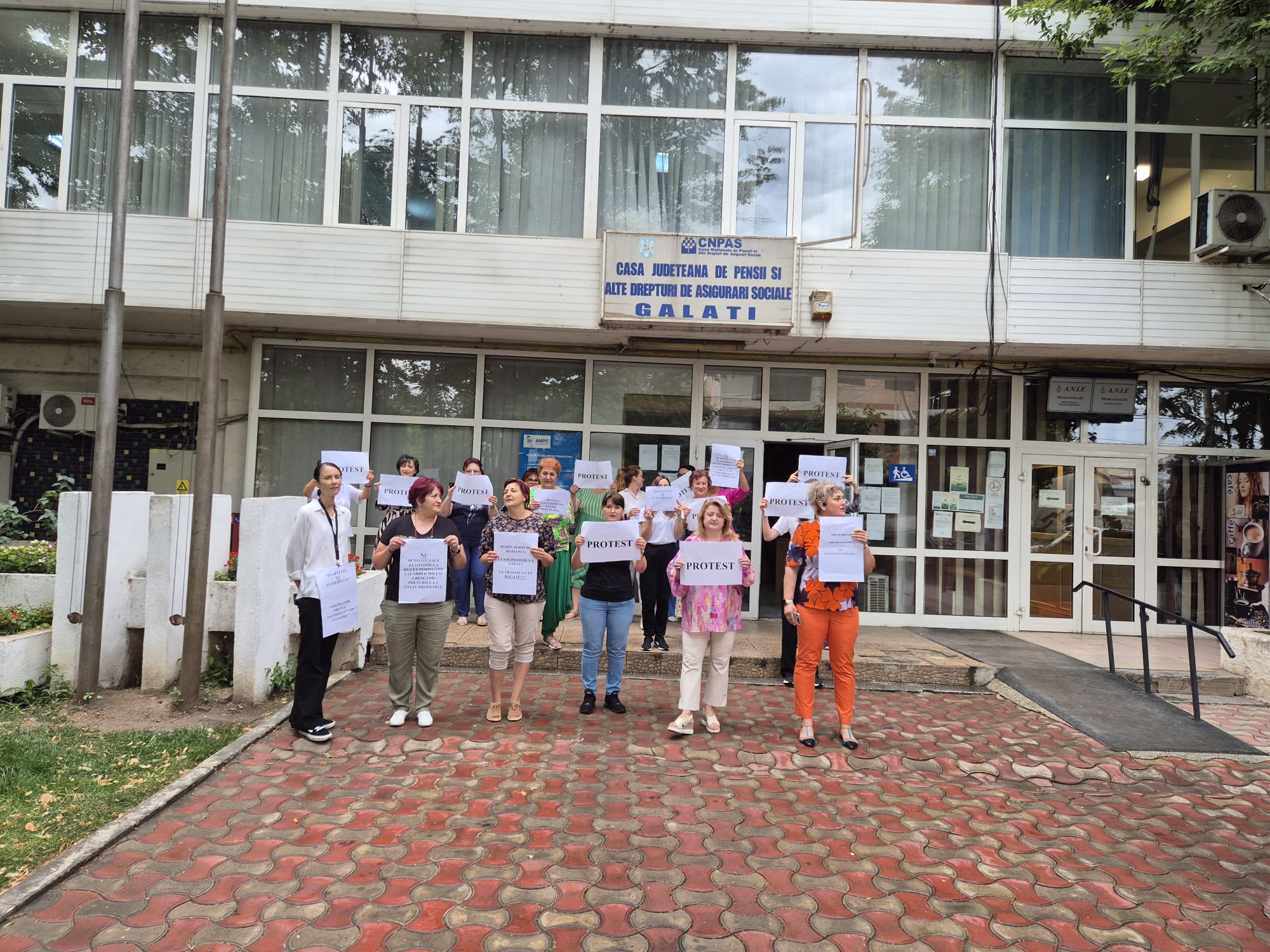 «Vrem dreptate, nu renunţăm!» Un nou protest la Casa de Pensii Galaţi - VIDEO