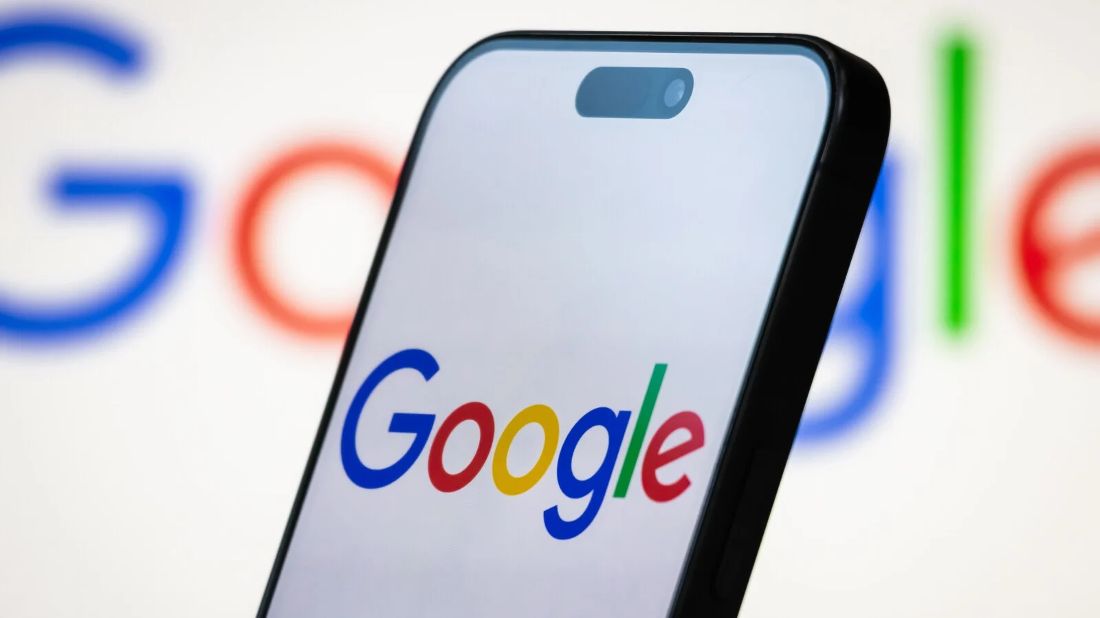 Google testează afişarea de rezumate AI în Discover, reducând vizibilitatea site-urilor de ştiri