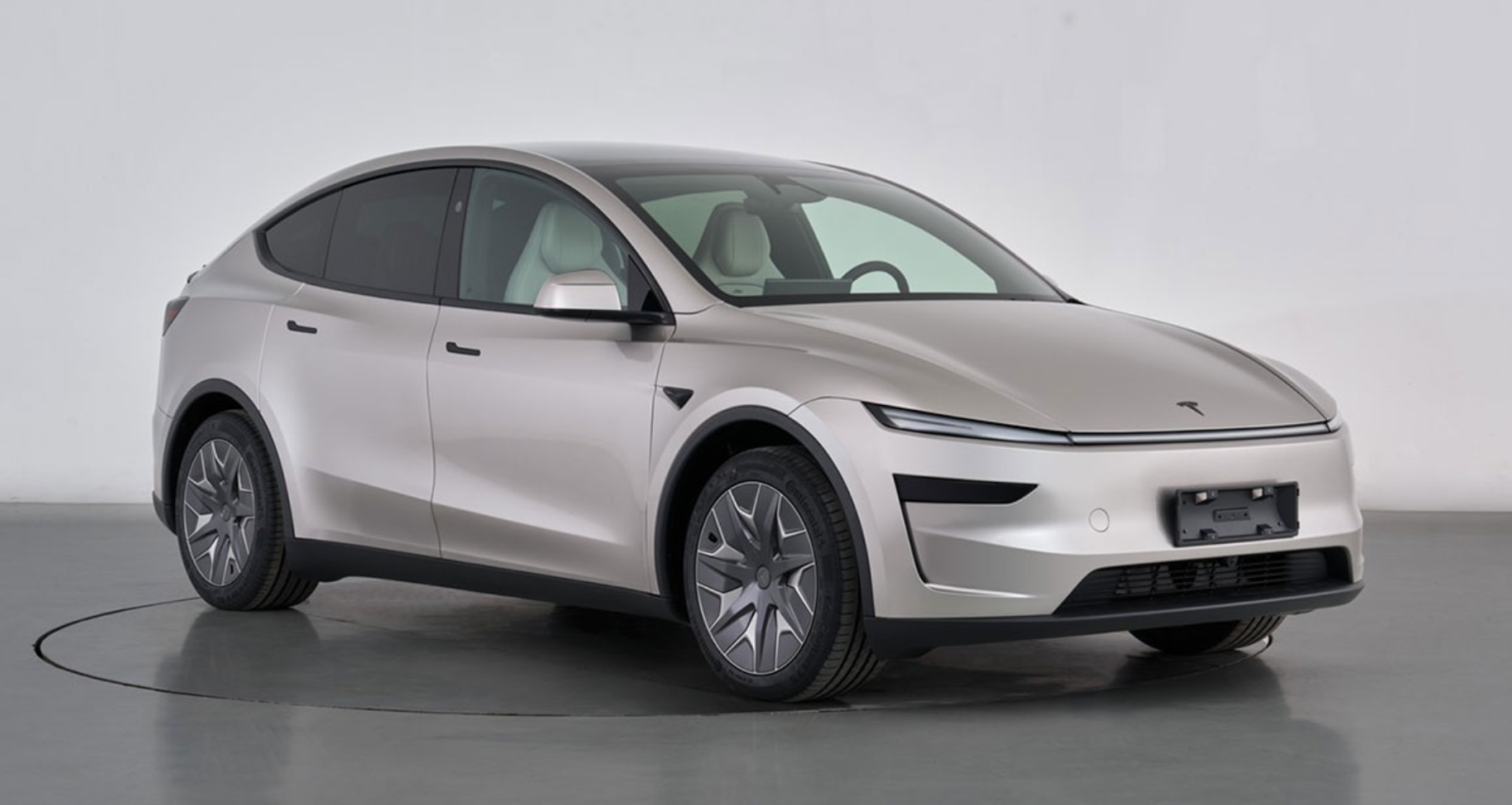 Tesla Model Y L: versiune extinsă cu şase locuri, mai mult spaţiu şi putere crescută
