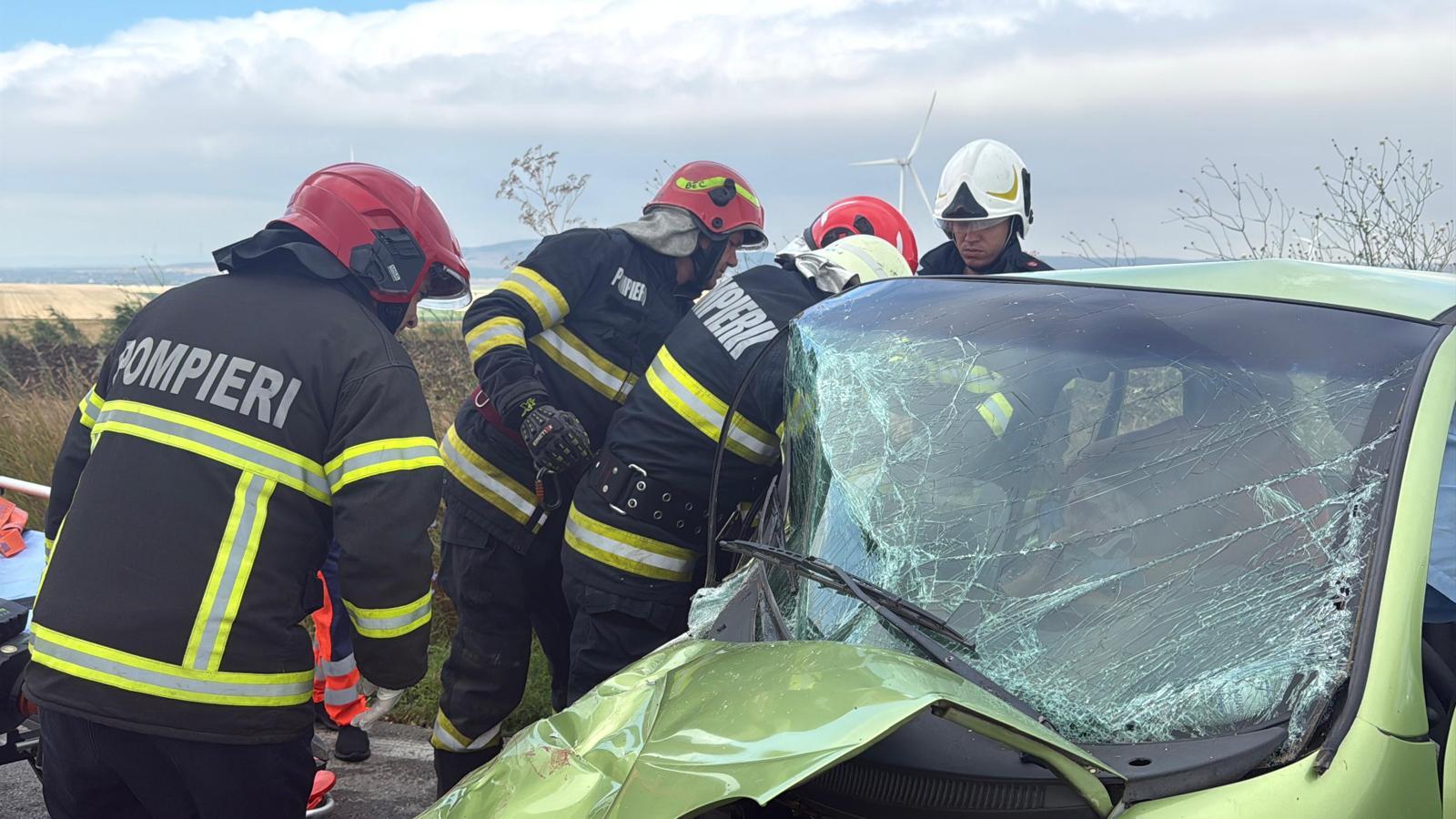 VIDEO: Accident lângă Agighiol, Tulcea! O femeie şi un adolescent transportaţi la spital