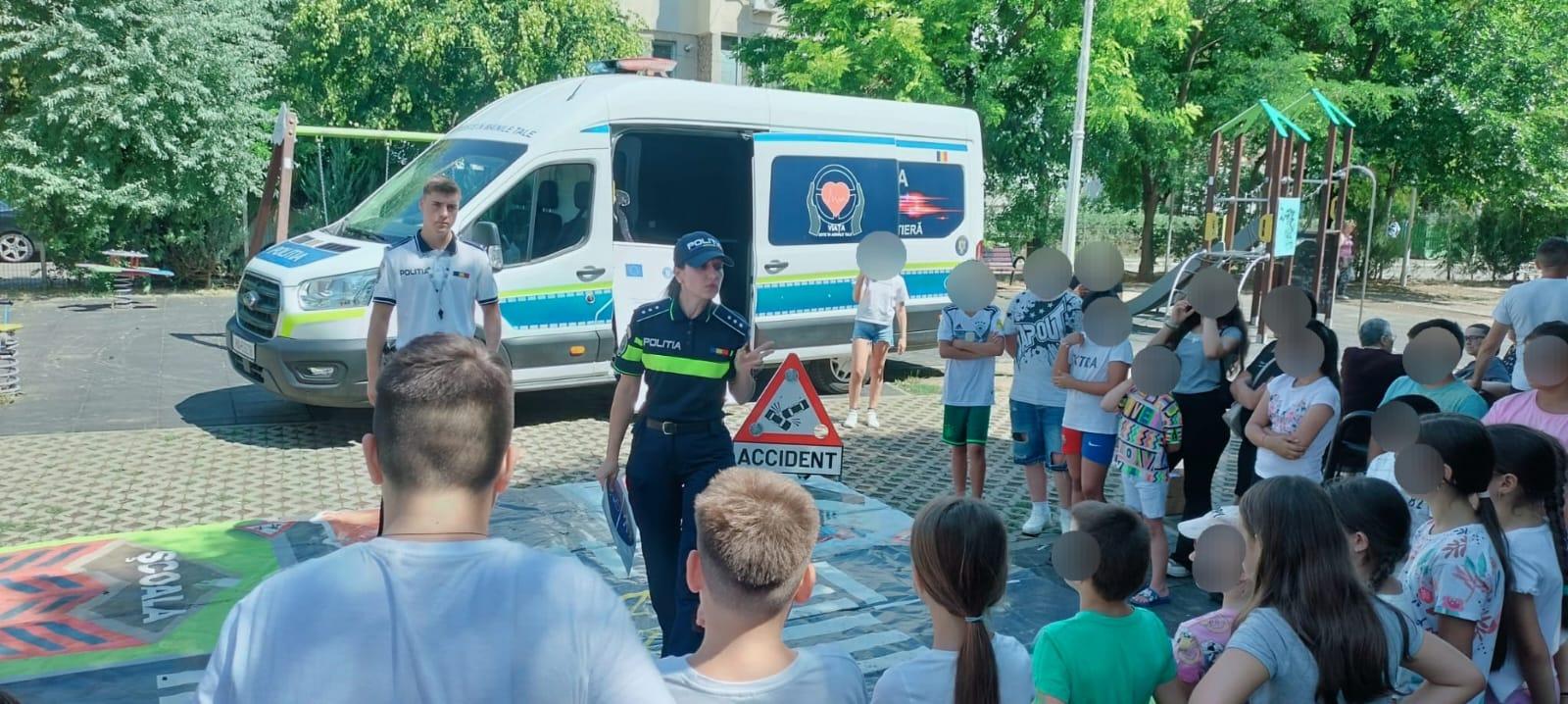 FOTO: Poliţiştii din Galaţi predau „Lecţii de vacanţă” copiilor: «Siguranţa începe cu educaţia!»