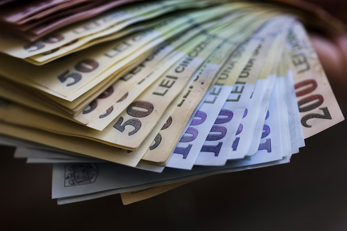 INS: Veniturile totale medii lunare au crescut cu 13,7%, în primul trimestru