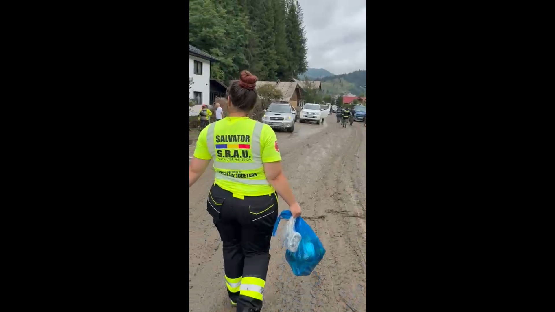 Galaţiul ajută Suceava! Salvatorii de la SRAU Galaţi, în sprijinul sinistraţilor din Broşteni (VIDEO)