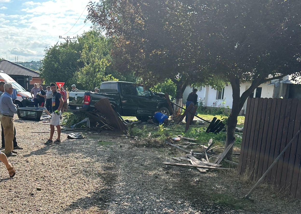 Şofer de 71 de ani s-a înfipt cu maşina în gard, la Smârdan