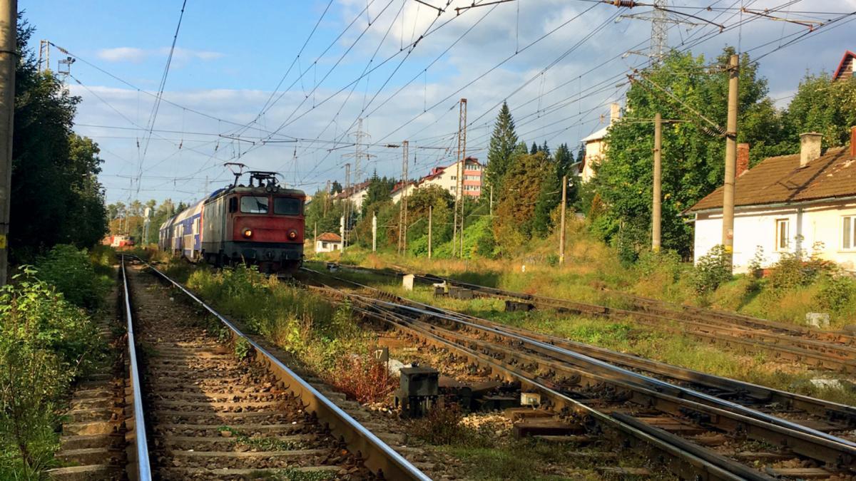Călătorie de coşmar: Tren rupt în două şi întârzieri uriaşe pe ruta Oradea – Constanţa