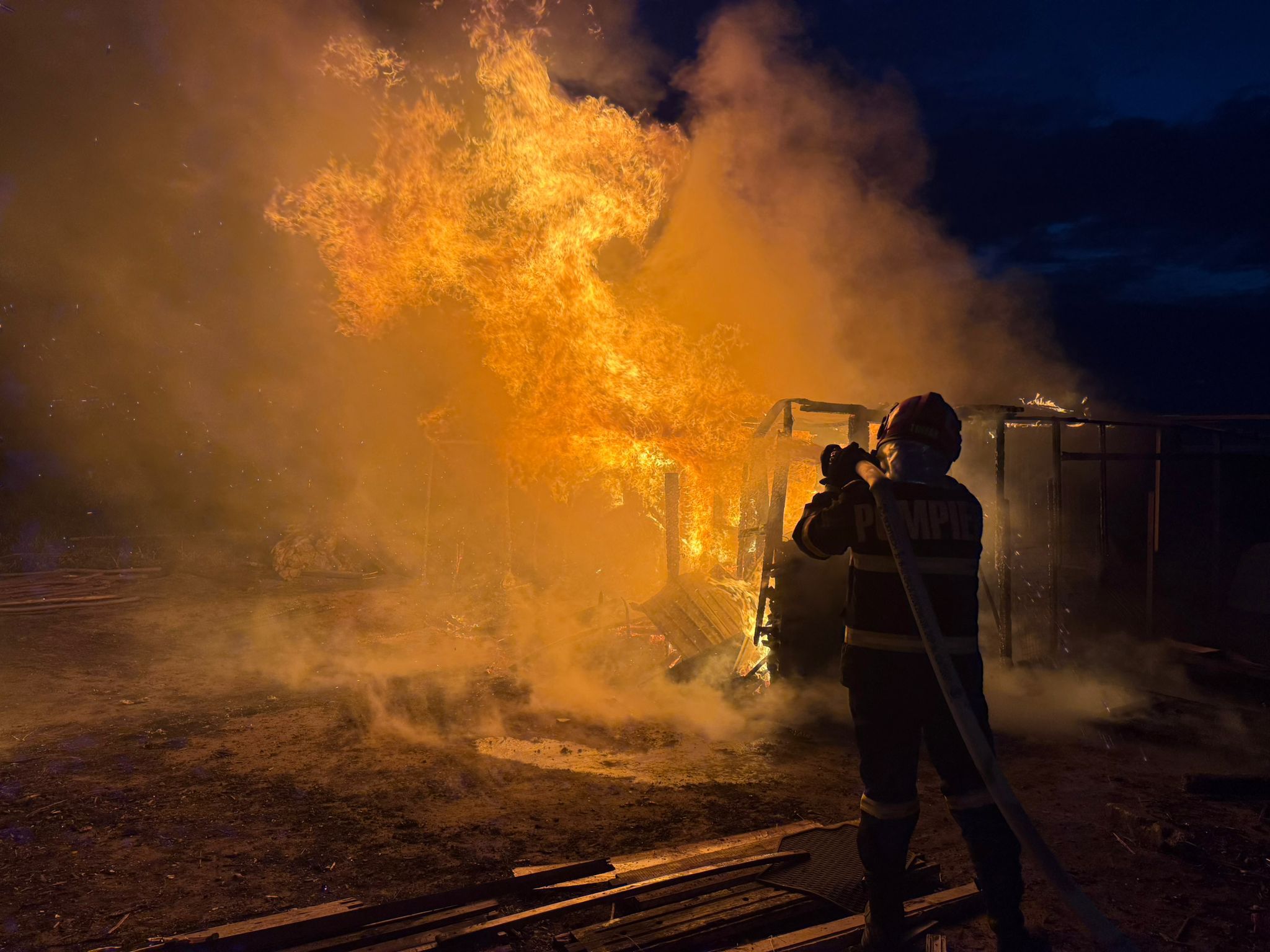 Galaţi: Incendiu la Munteni! Bărbat cu arsuri grave transportat la spital