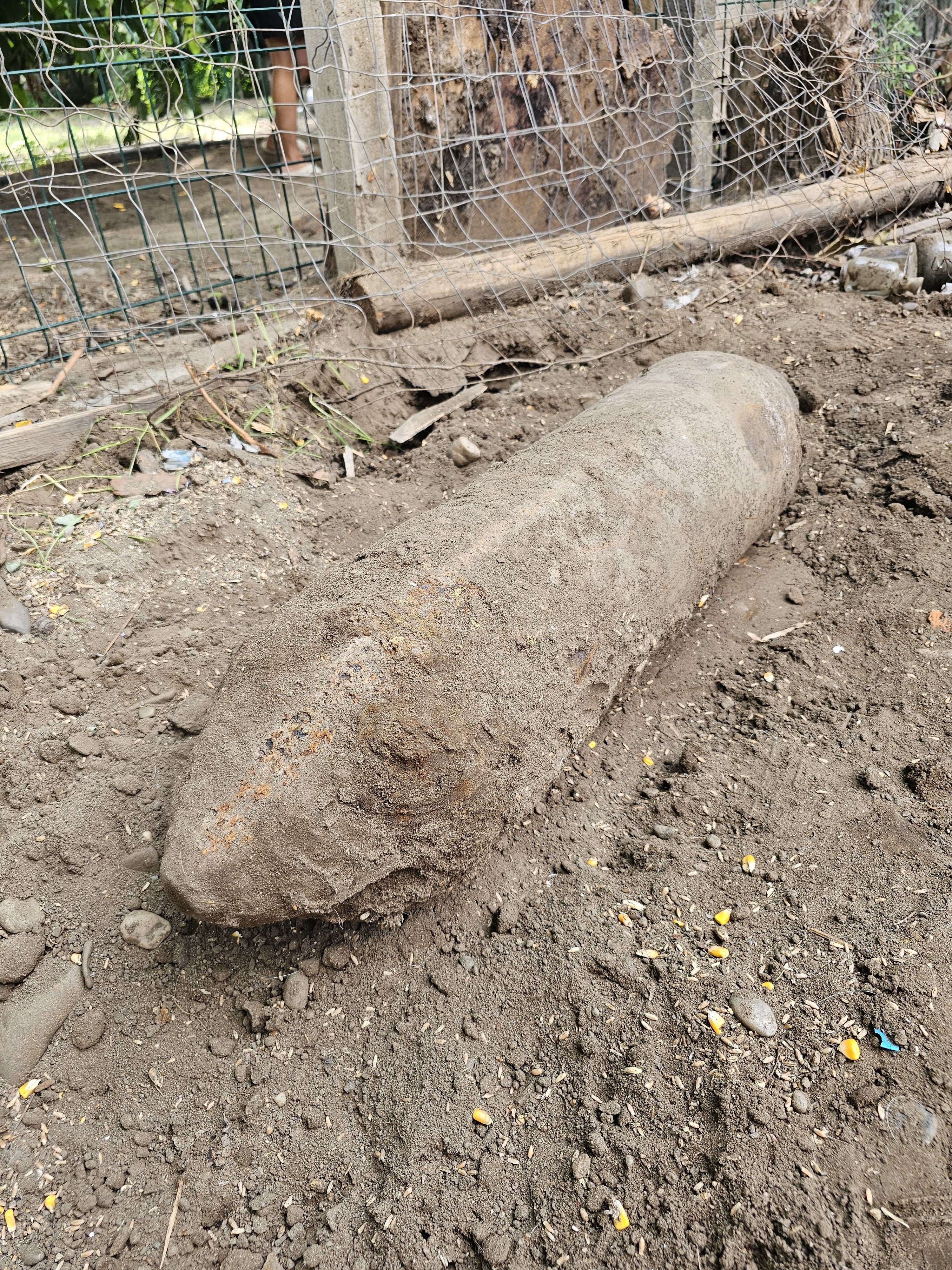 Un gălăţean din Umbrăreşti a găsit în curte o bombă de aviaţie
